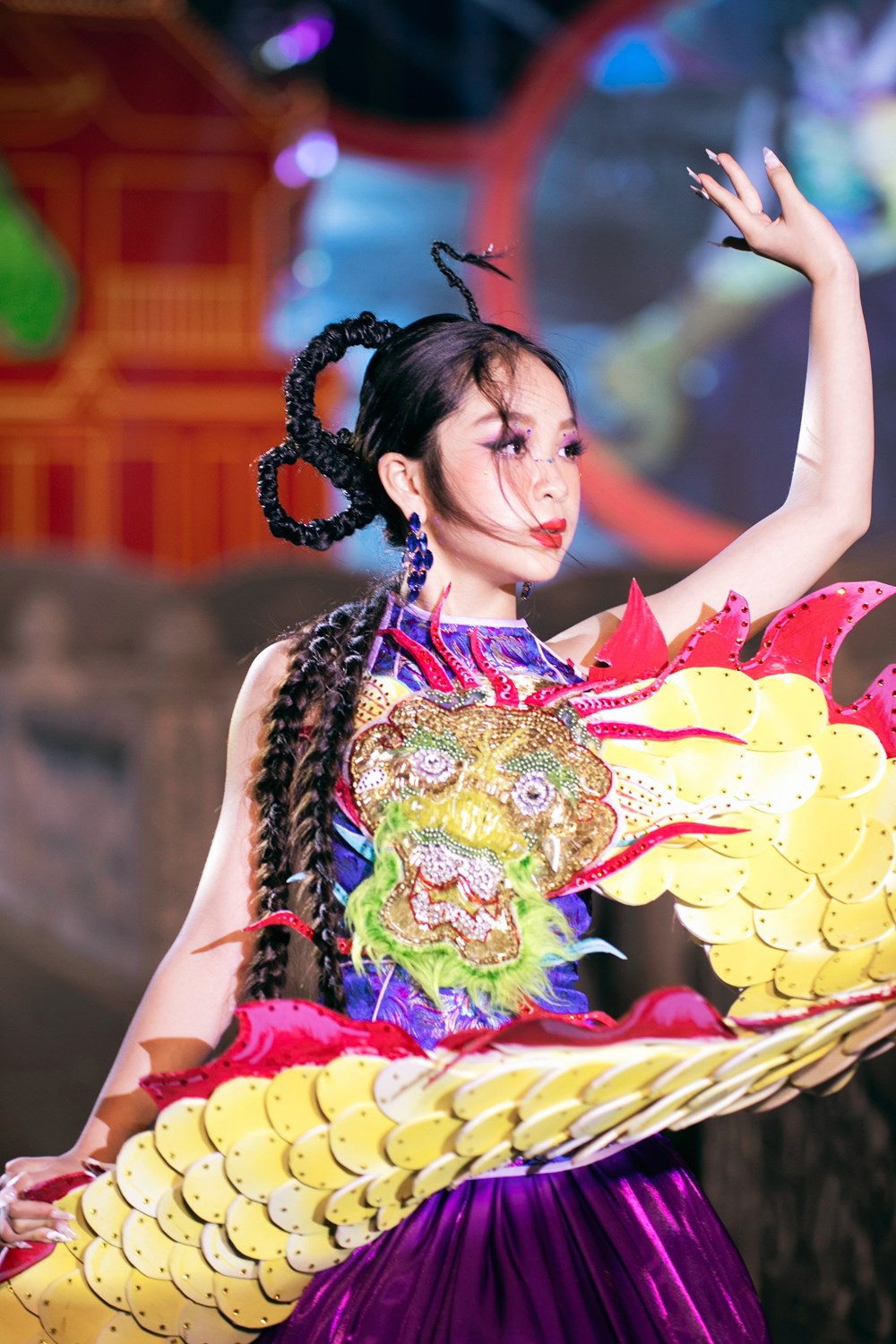 Hoa hậu nhí Hồng Lam ấn tượng với trang phục gắn rồng vàng 3D - ảnh 5