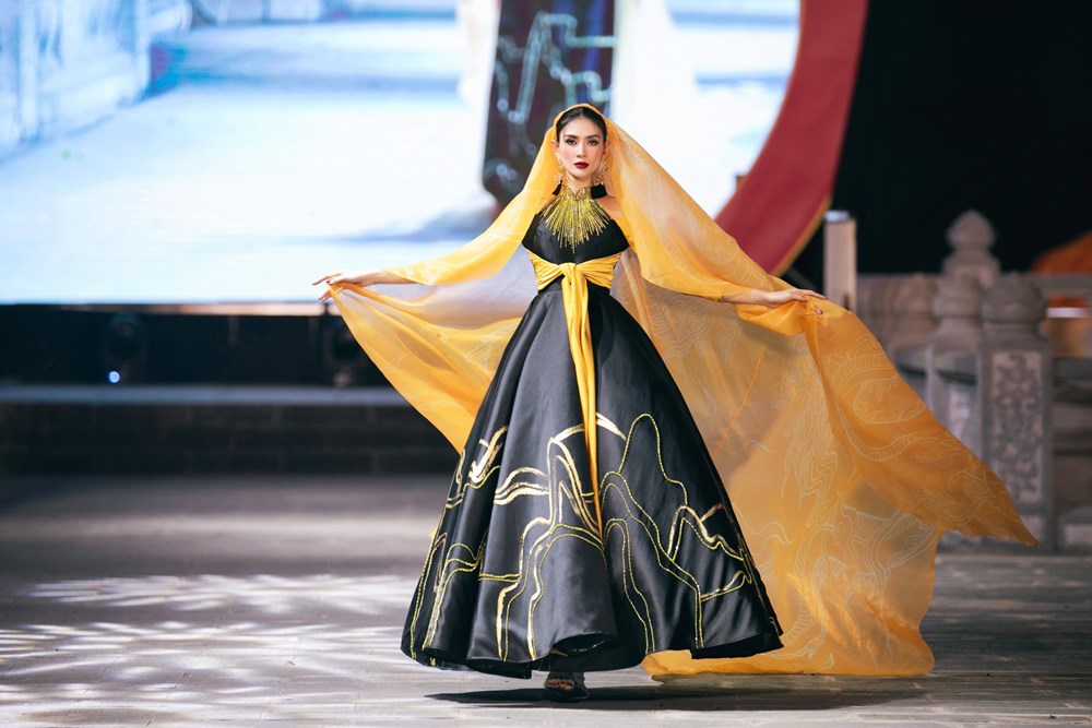 Hoa hậu nhí Hồng Lam ấn tượng với trang phục gắn rồng vàng 3D - ảnh 4