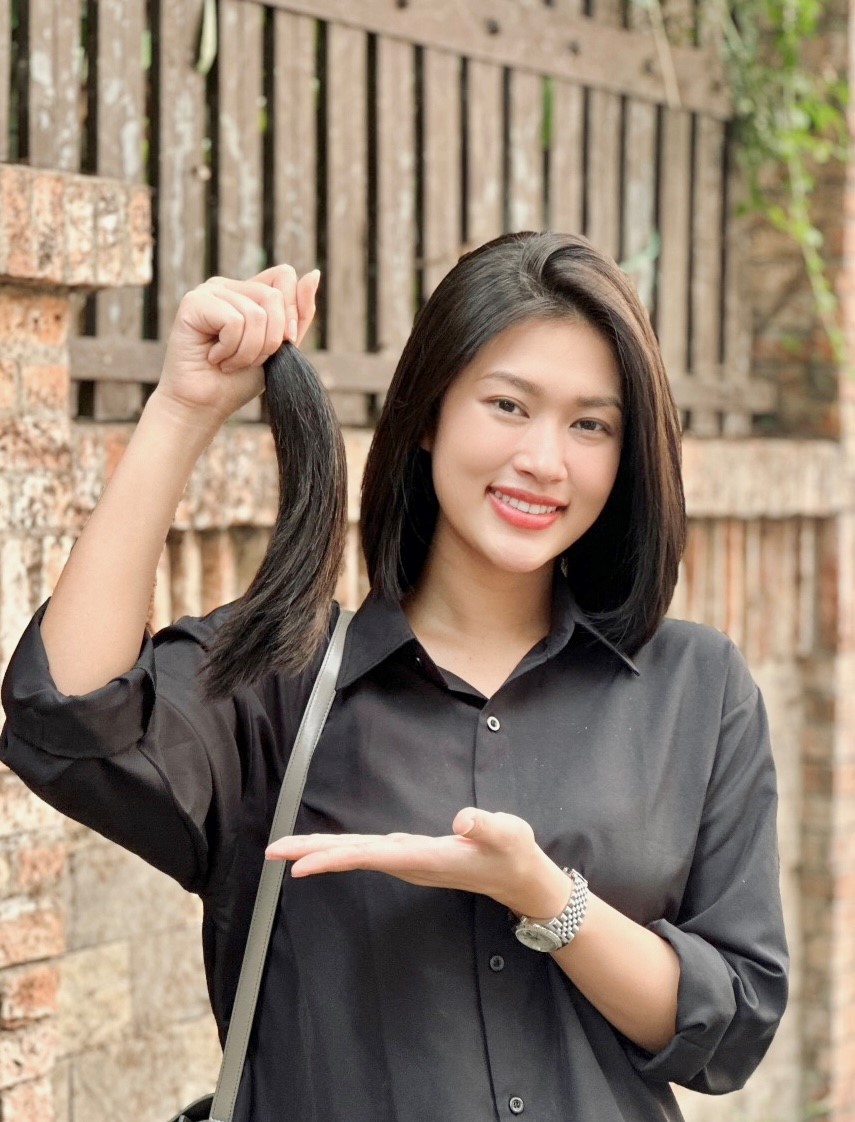 Thiên Ân hiến tóc, tặng hoa cho phụ nữ nhân dịp 8/3 - ảnh 2