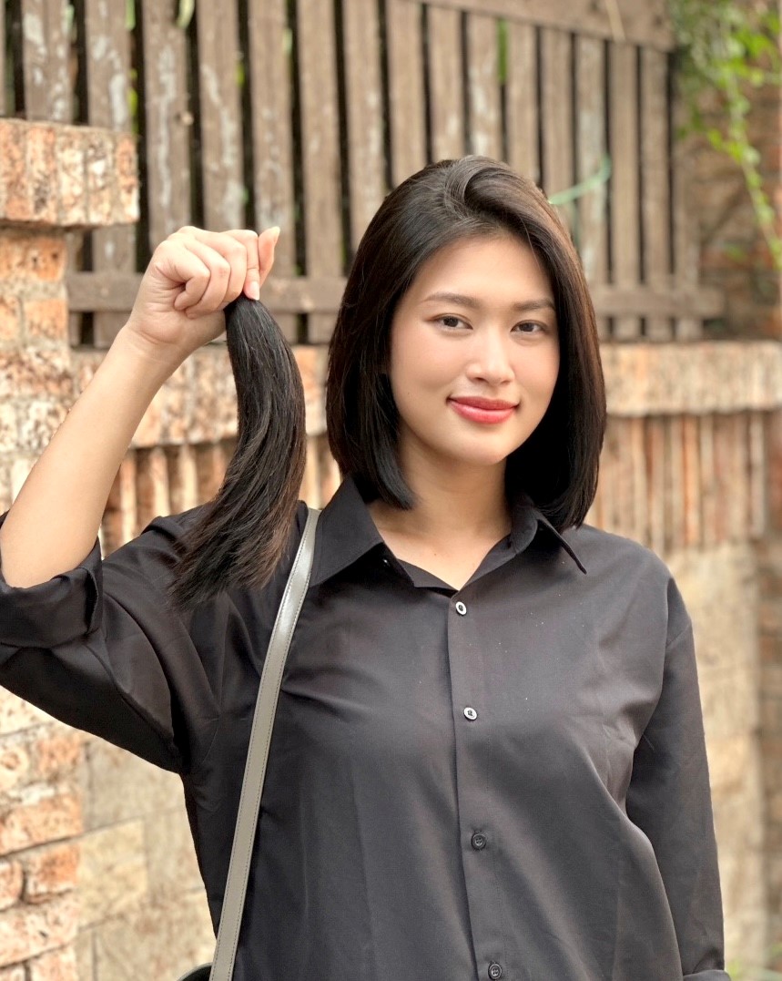 Thiên Ân hiến tóc, tặng hoa cho phụ nữ nhân dịp 8/3 - ảnh 1