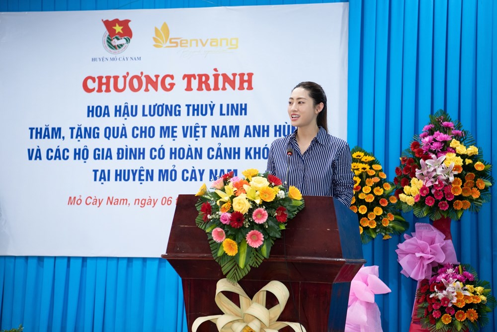 Lương Thùy Linh thăm hỏi, trao quà cho bà mẹ Việt Nam Anh hùng  - ảnh 4