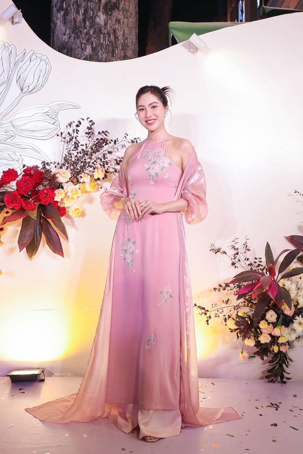 Hoa hậu Hương Giang, MC Mai Ngọc cùng dàn sao duyên dáng trong áo dài  - ảnh 10