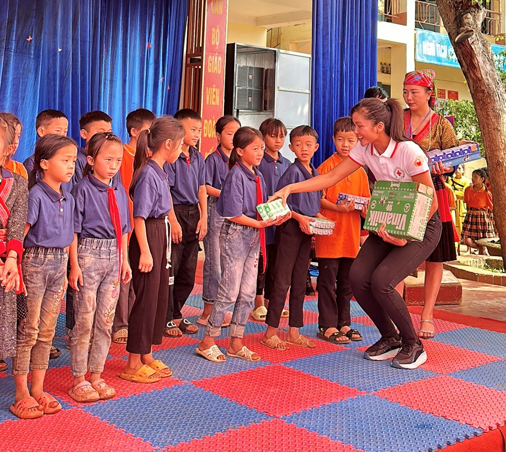 Hoa hậu H’Hen Niê tất bật với chuỗi hoạt động cộng đồng tại Điện Biên - ảnh 4
