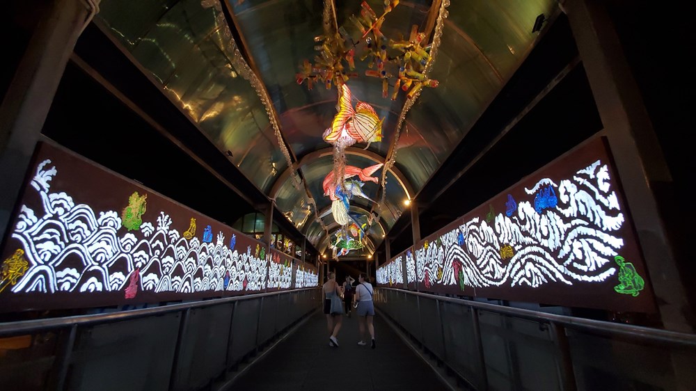 Cầu đi bộ Trần Nhật Duật bất ngờ biến thành công trình nghệ thuật hấp dẫn - ảnh 6