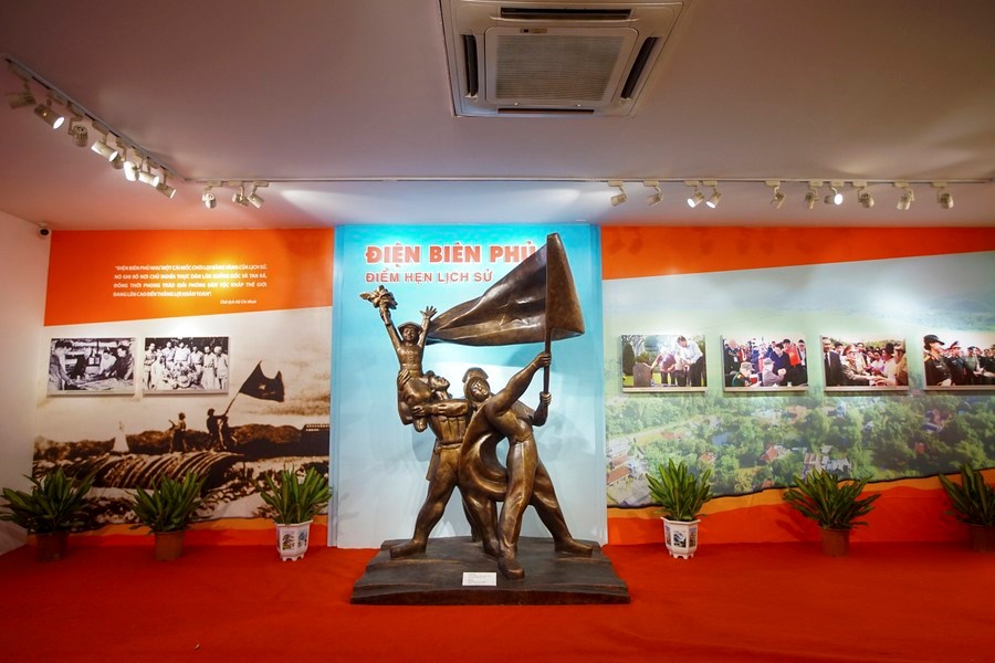 Tri ân anh hùng liệt sĩ qua triển lãm “Điện Biên Phủ – Điểm hẹn lịch sử”  - ảnh 2