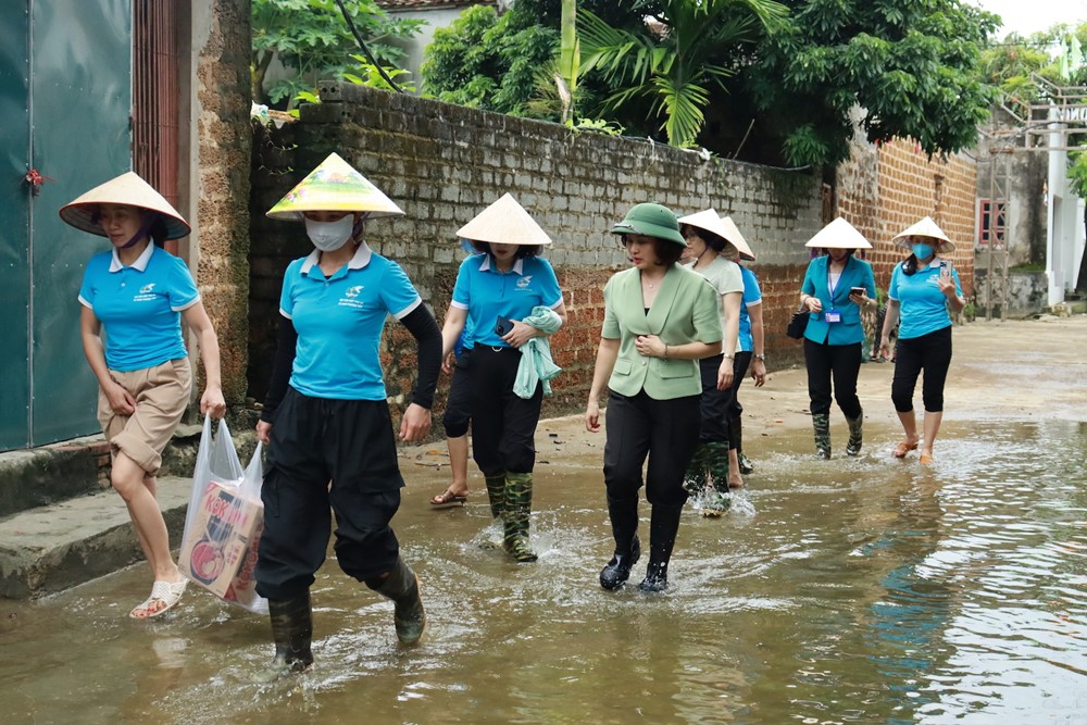 Hội LHPN Hà Nội kịp thời hỗ trợ người dân bị úng, ngập, thiệt hại do bão số 2 ở Chương Mỹ - ảnh 3