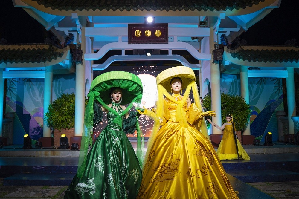 Mẫu nhí Hải Phương ấn tượng với áo dài lấy cảm hứng từ yếm đào - ảnh 1