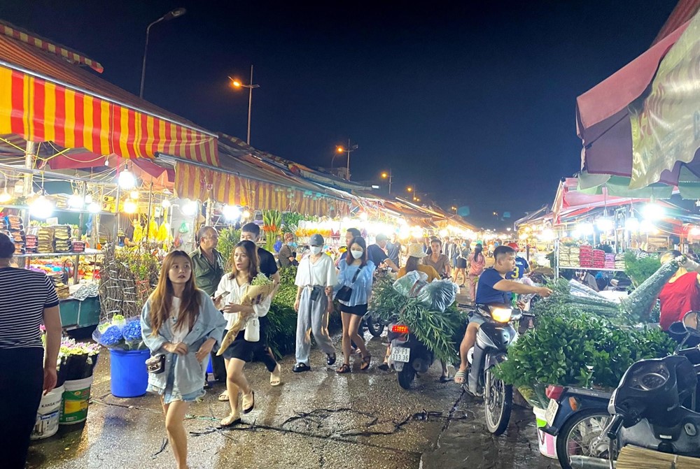 Không khí nhộn nhịp tại chợ hoa đêm lớn nhất miền Bắc ngày 20/10  - ảnh 5