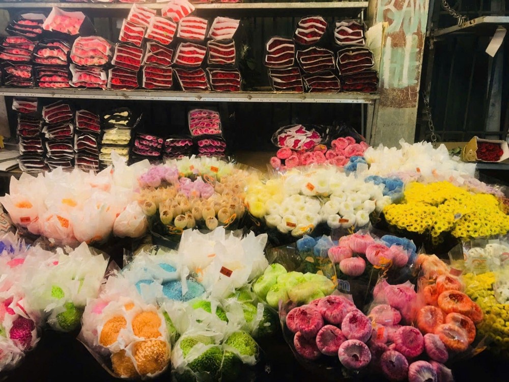 Không khí nhộn nhịp tại chợ hoa đêm lớn nhất miền Bắc ngày 20/10  - ảnh 2