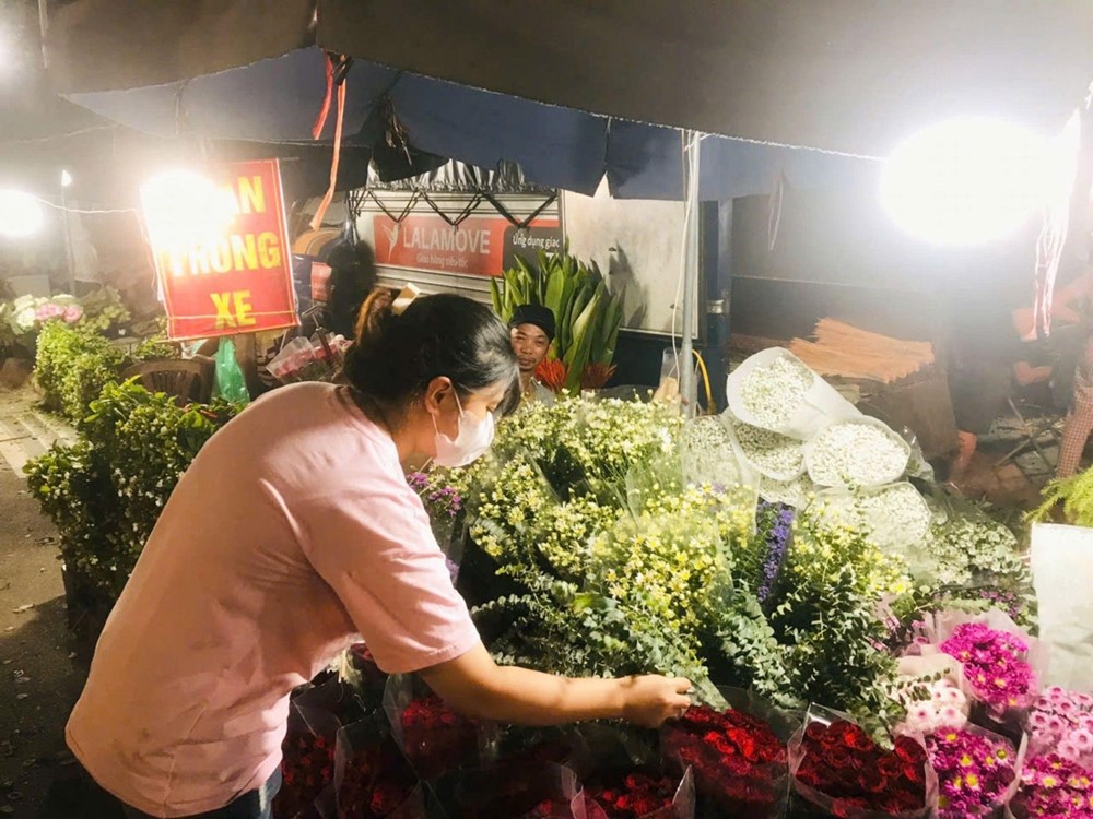 Không khí nhộn nhịp tại chợ hoa đêm lớn nhất miền Bắc ngày 20/10  - ảnh 3