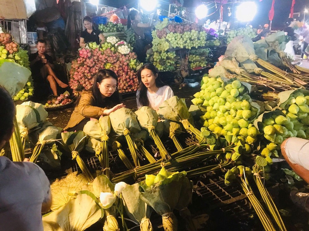 Không khí nhộn nhịp tại chợ hoa đêm lớn nhất miền Bắc ngày 20/10  - ảnh 4