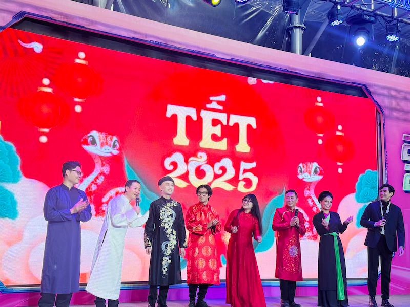 Khán giả thích thú thưởng thức nghệ thuật truyền thống mừng xuân ở Phố sách Hà Nội  - ảnh 1