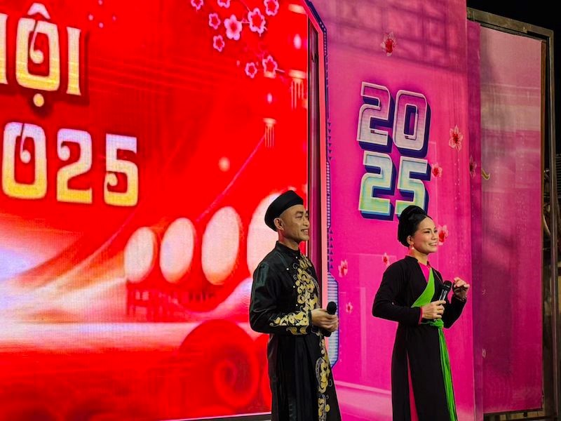 Khán giả thích thú thưởng thức nghệ thuật truyền thống mừng xuân ở Phố sách Hà Nội  - ảnh 4