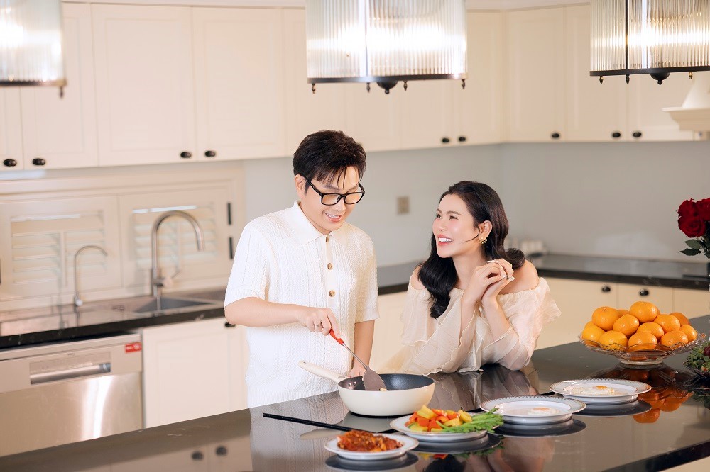 Hoa hậu Phương Lê, NSƯT Vũ Luân khoe tổ ấm hơn 200 tỉ nhân Valentine  - ảnh 4