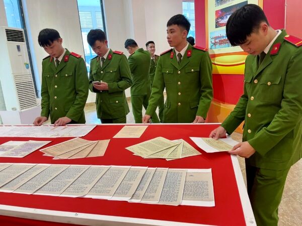 Triển lãm ảnh về hành trình 95 năm Ngày thành lập Đảng bộ thành phố Hà Nội - ảnh 2