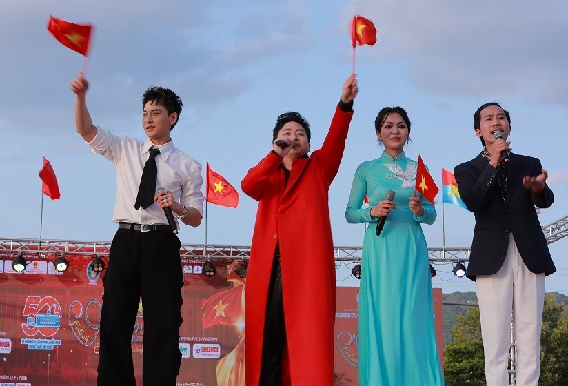 Tùng Dương khiến hàng ngàn khán giả xúc động làm điều này khi hát Quốc ca tại Nhật Bản  - ảnh 3