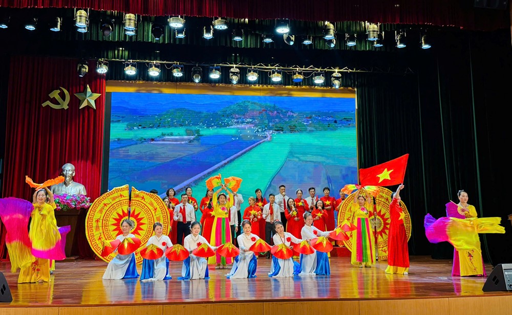 Hội LHPN Đống Đa thành công rực rỡ, nhiều dấu ấn với Liên hoan “Tiếng hát dâng Người”  - ảnh 5