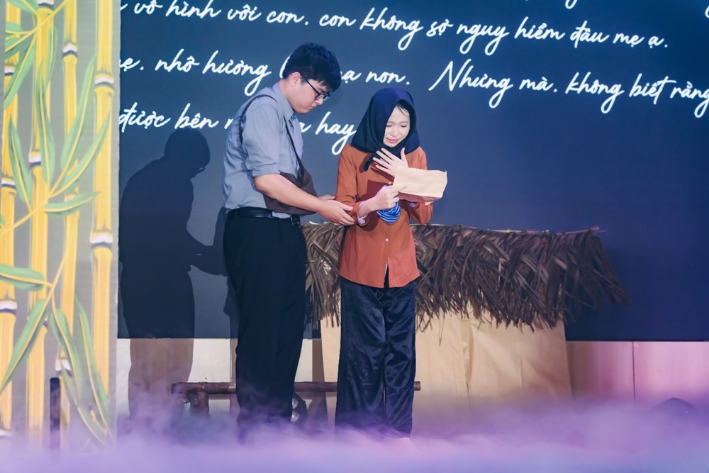Khi “Hạt gạo làng ta” hóa vũ kịch: Nhà thơ Trần Đăng Khoa “xin… lạy” sinh viên Nhân văn - ảnh 3