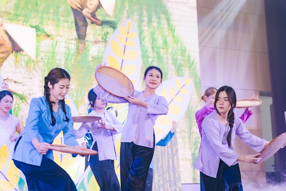Khi “Hạt gạo làng ta” hóa vũ kịch: Nhà thơ Trần Đăng Khoa “xin… lạy” sinh viên Nhân văn - ảnh 1