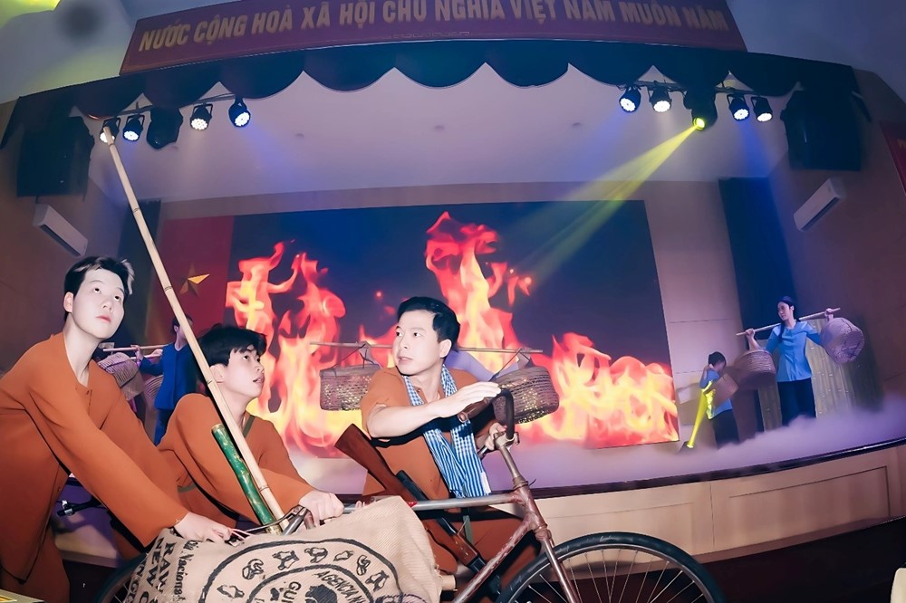Khi “Hạt gạo làng ta” hóa vũ kịch: Nhà thơ Trần Đăng Khoa “xin… lạy” sinh viên Nhân văn - ảnh 2