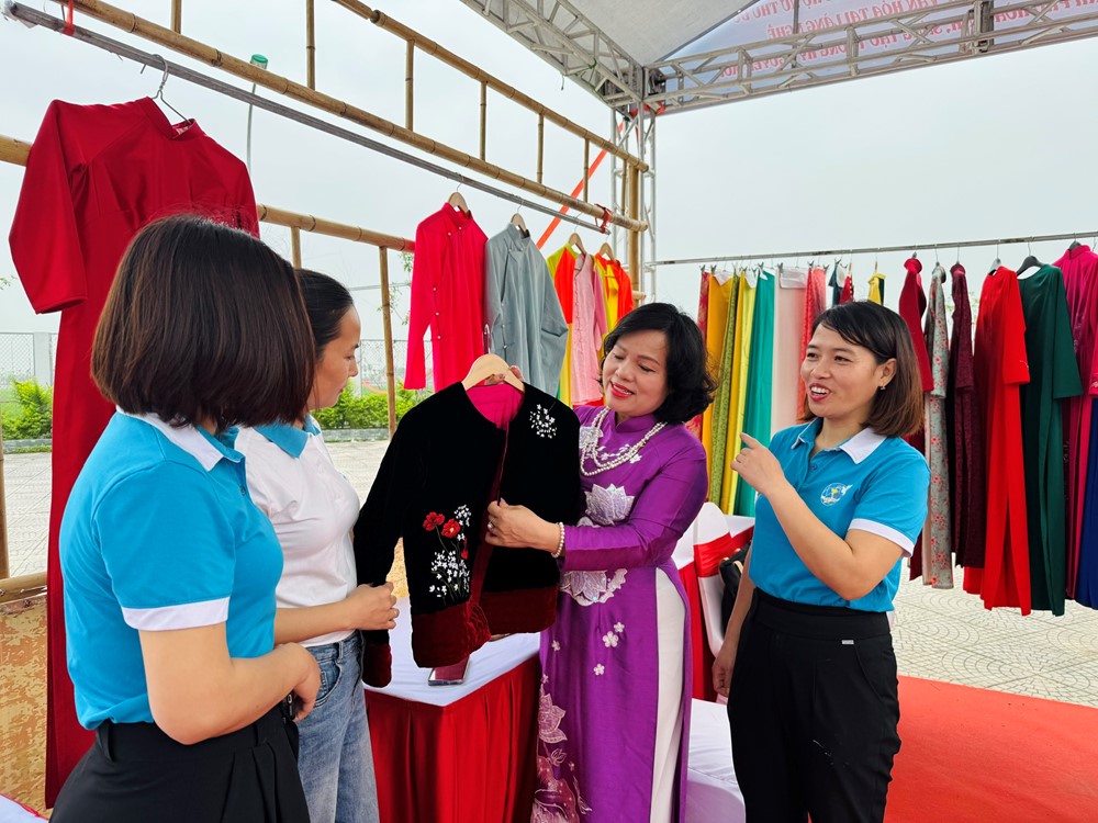 Làng nghề may áo dài Trạch Xá mong tăng cường kết nối thị trường để phát triển nghề  - ảnh 3