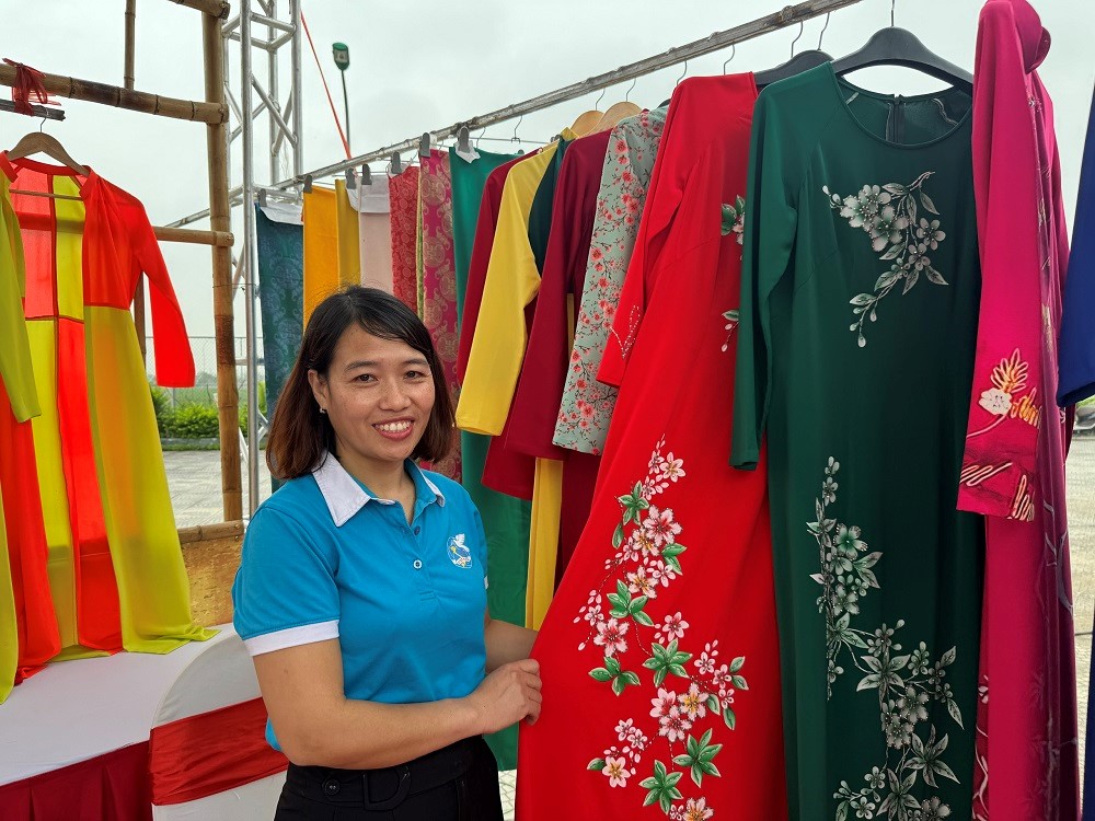 Làng nghề may áo dài Trạch Xá mong tăng cường kết nối thị trường để phát triển nghề  - ảnh 2