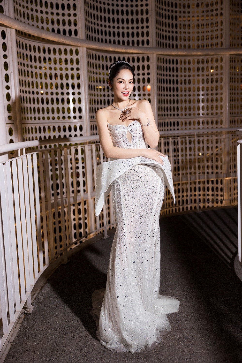 Mẹ hai con Dương Cẩm Lynh khoe vòng eo 58cm ngọt ngào trong váy cưới - ảnh 2