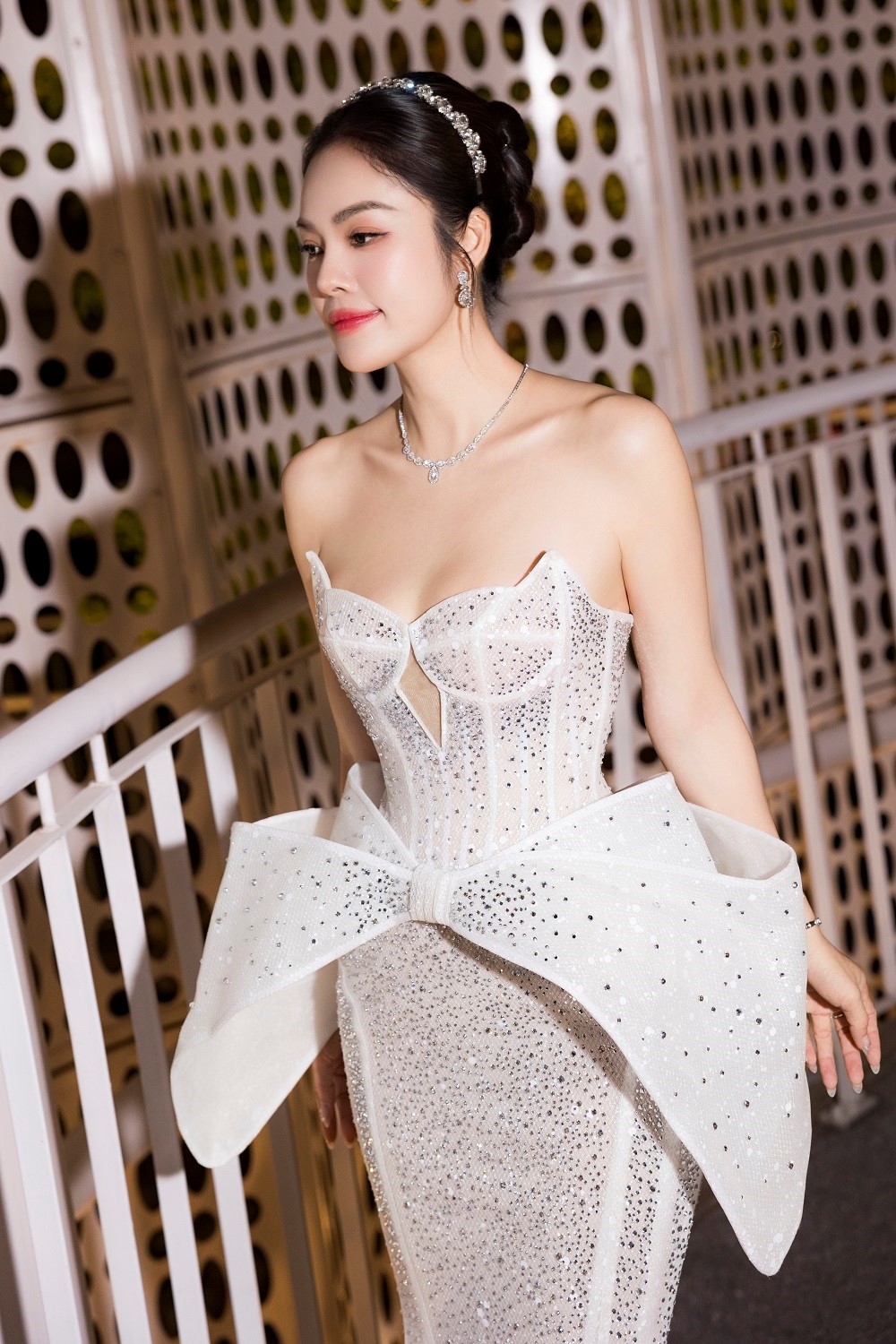 Mẹ hai con Dương Cẩm Lynh khoe vòng eo 58cm ngọt ngào trong váy cưới - ảnh 7