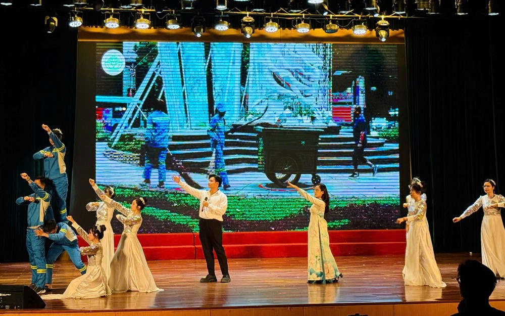 Tôn vinh hình ảnh công nhân môi trường bằng nghệ thuật  - ảnh 2