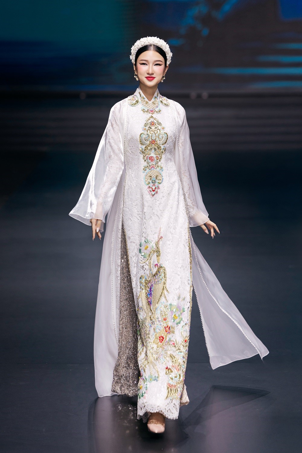 Sao mai Nguyễn Thu Hằng tái xuất ấn tượng, đẹp mị hoặc trong show thời trang của Cao Minh Tiến  - ảnh 10