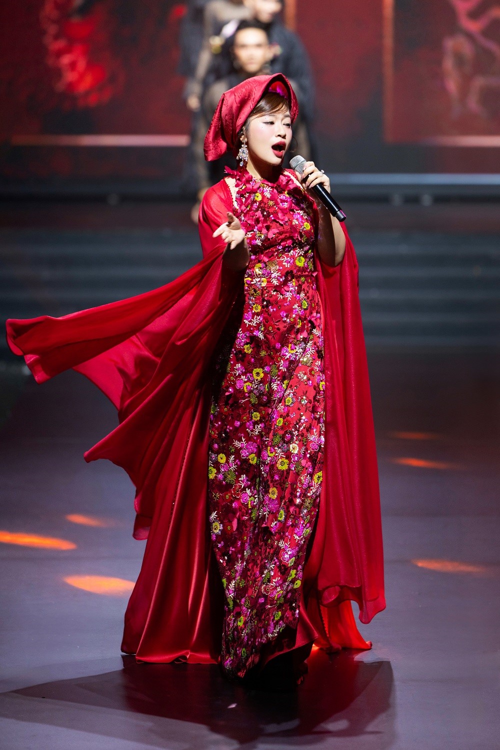 Sao mai Nguyễn Thu Hằng tái xuất ấn tượng, đẹp mị hoặc trong show thời trang của Cao Minh Tiến  - ảnh 6
