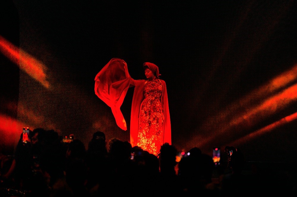 Sao mai Nguyễn Thu Hằng tái xuất ấn tượng, đẹp mị hoặc trong show thời trang của Cao Minh Tiến  - ảnh 1