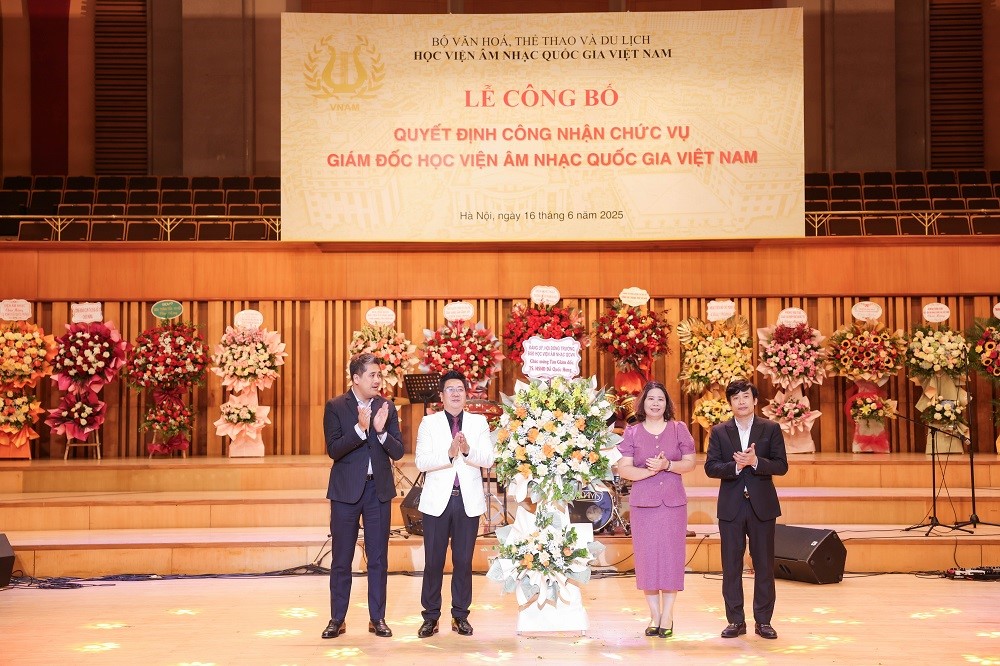 Tân Giám đốc Học viện Âm nhạc Quốc Gia- TS. NSND Đỗ Quốc Hưng tri ân mẹ trong lễ nhậm chức  - ảnh 1