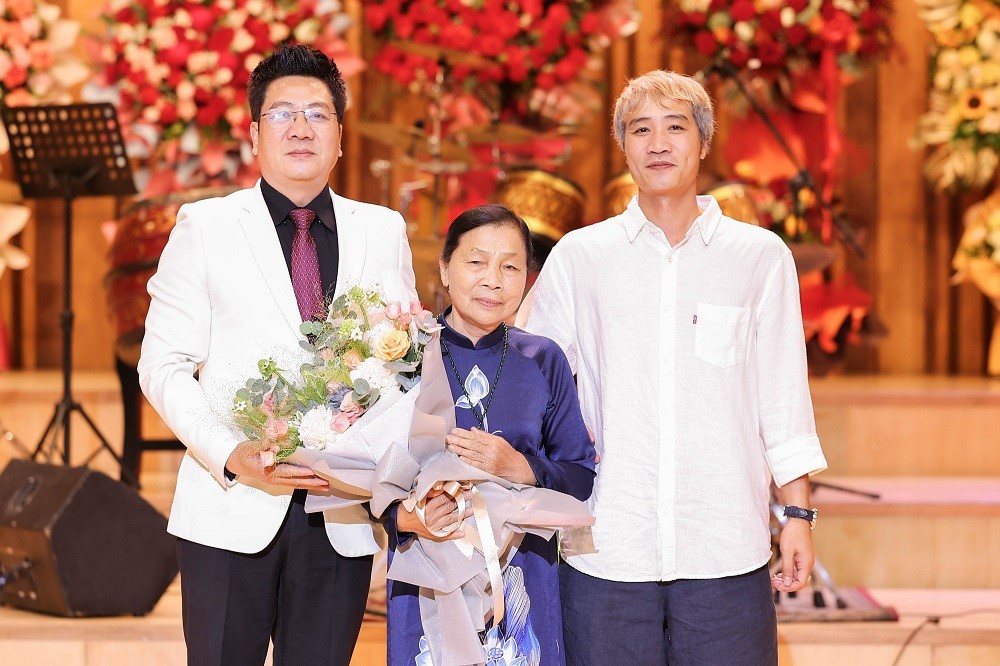 Tân Giám đốc Học viện Âm nhạc Quốc Gia- TS. NSND Đỗ Quốc Hưng tri ân mẹ trong lễ nhậm chức  - ảnh 3