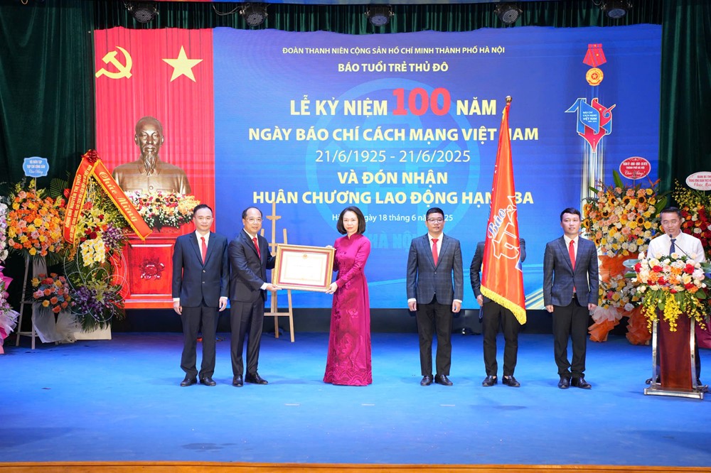 Báo Tuổi trẻ Thủ đô đón nhận Huân chương Lao động hạng Ba, khẳng định vai trò “ngọn đuốc” soi đường cho tuổi trẻ Thủ đô - ảnh 1