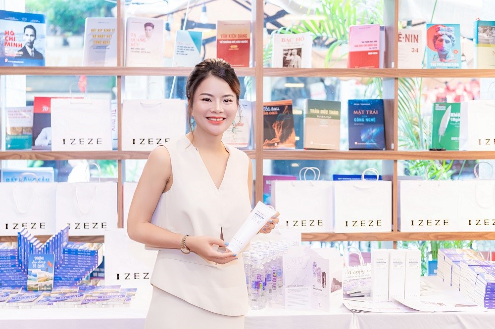 Nữ tác giả một mình đi hơn 100 quốc gia và khát vọng giới thiệu vẻ đẹp Việt Nam  - ảnh 1