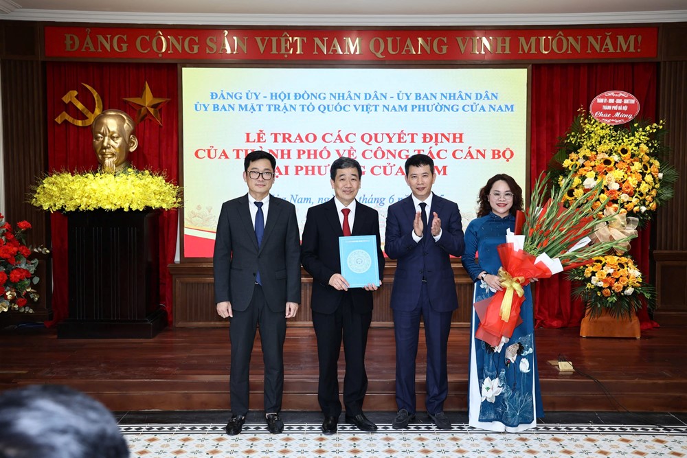 Chủ tịch UBND Thành phố Hà Nội Trần Sỹ Thanh trao quyết định nhân sự phường Hoàn Kiếm, Cửa Nam và Hai Bà Trưng - ảnh 7