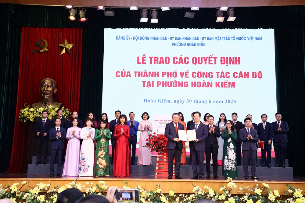 Chủ tịch UBND Thành phố Hà Nội Trần Sỹ Thanh trao quyết định nhân sự phường Hoàn Kiếm, Cửa Nam và Hai Bà Trưng - ảnh 4