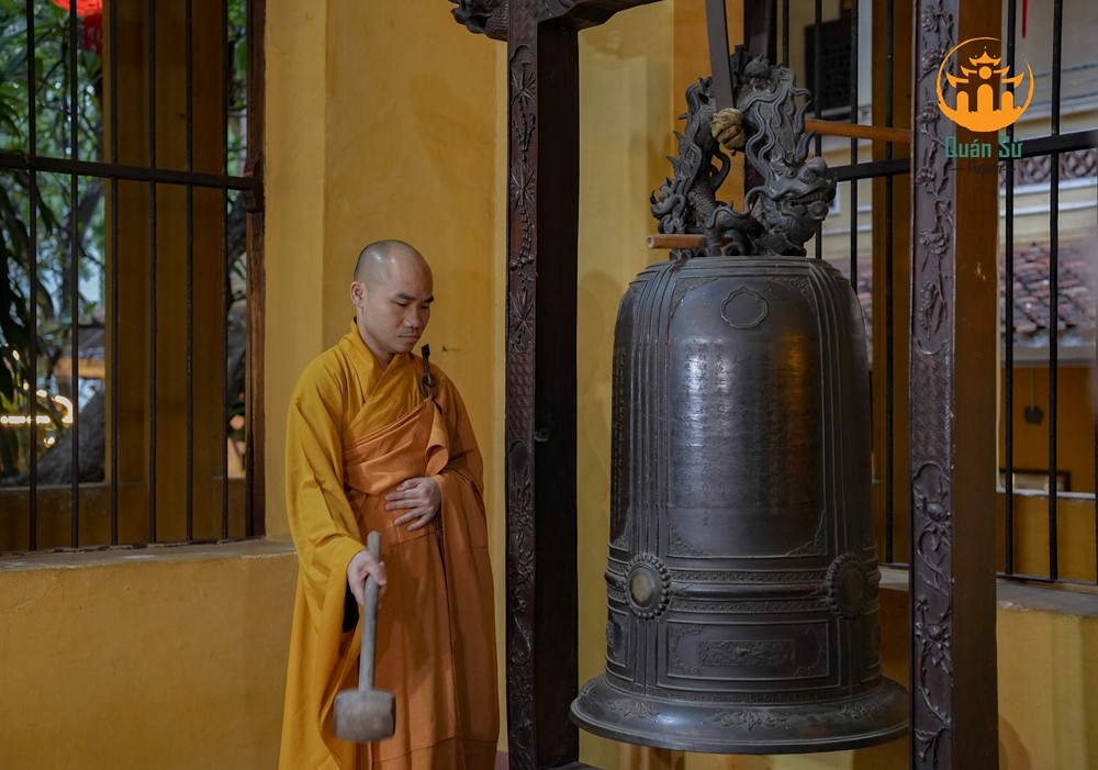 Chùa Quán Sứ thỉnh chuông trống Bát Nhã cầu nguyện trong giờ phút chuyển mình của dân tộc - ảnh 2