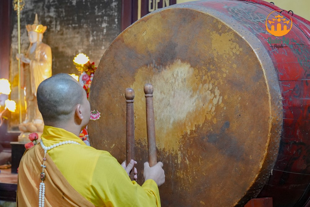 Chùa Quán Sứ thỉnh chuông trống Bát Nhã cầu nguyện trong giờ phút chuyển mình của dân tộc - ảnh 1