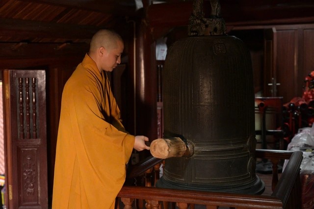 Chùa Quán Sứ thỉnh chuông trống Bát Nhã cầu nguyện trong giờ phút chuyển mình của dân tộc - ảnh 8