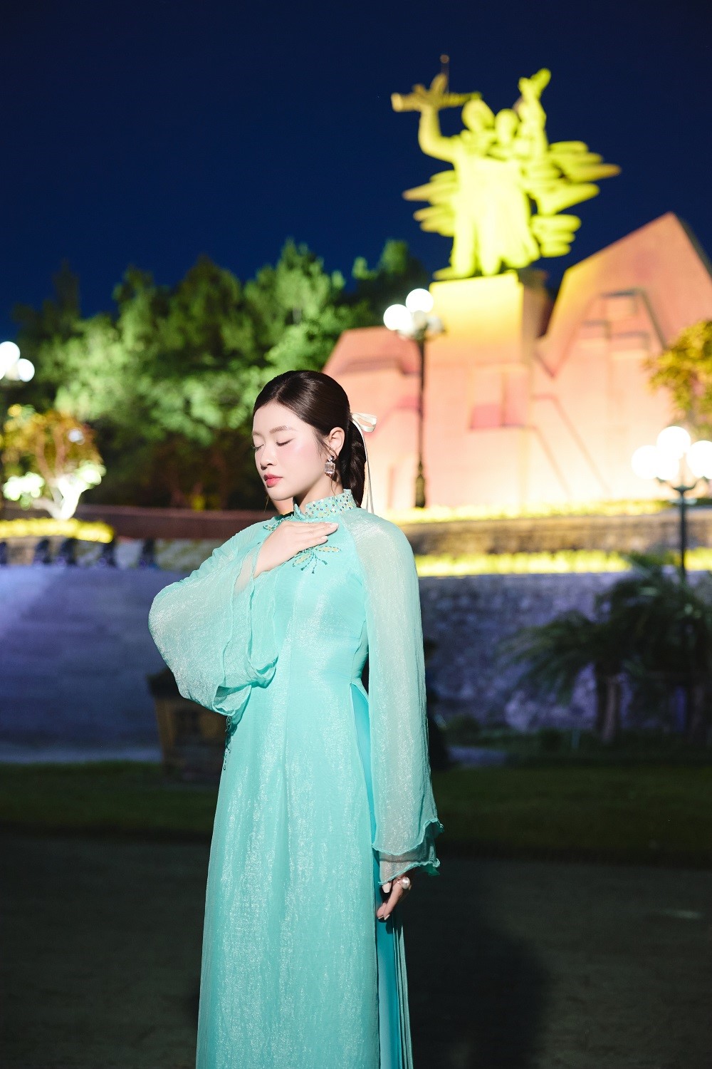 Sao mai Thu Hằng nhiều lần muốn rơi nước mắt khi  hát tại tri ân Nghĩa trang Đường 9 Quảng Trị - ảnh 3