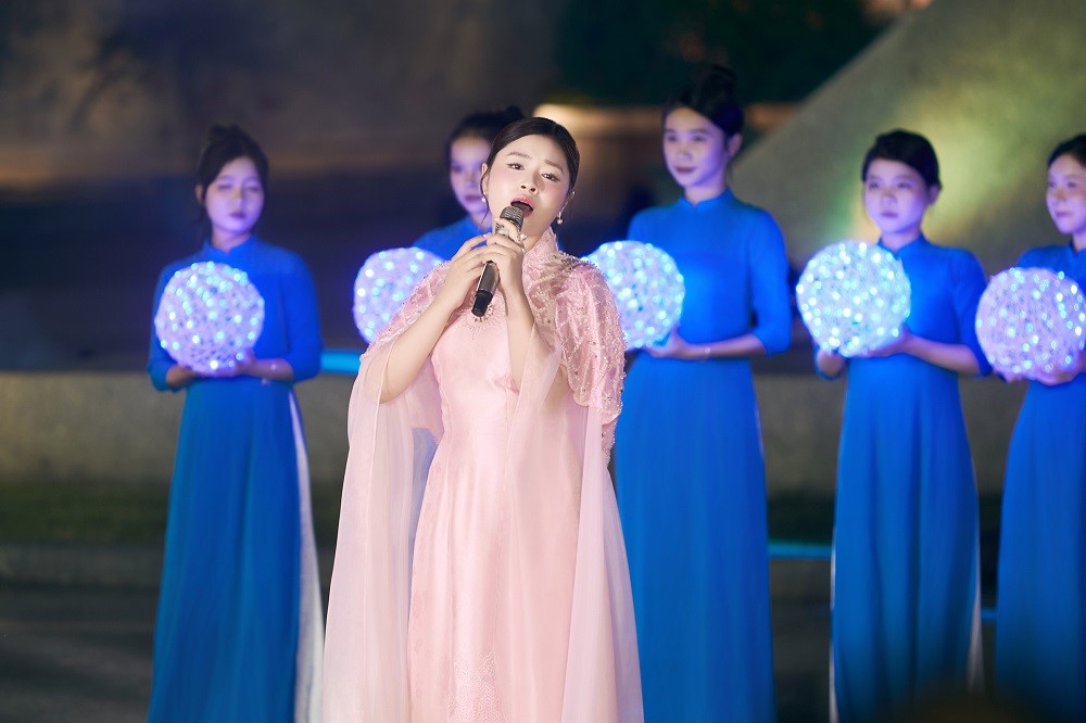 Sao mai Thu Hằng nhiều lần muốn rơi nước mắt khi  hát tại tri ân Nghĩa trang Đường 9 Quảng Trị - ảnh 5