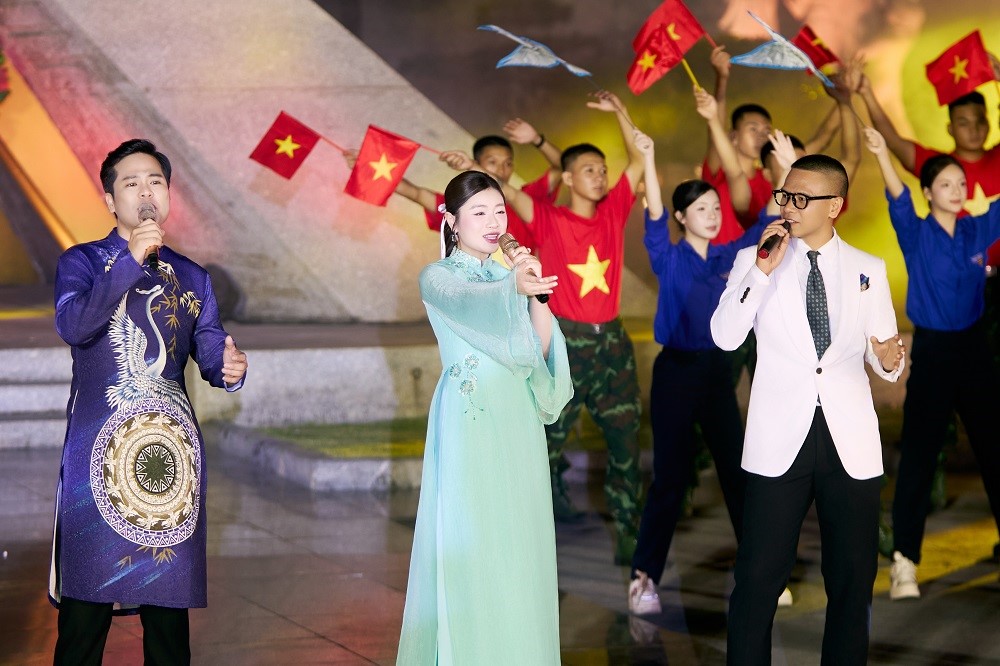 Sao mai Thu Hằng nhiều lần muốn rơi nước mắt khi  hát tại tri ân Nghĩa trang Đường 9 Quảng Trị - ảnh 2