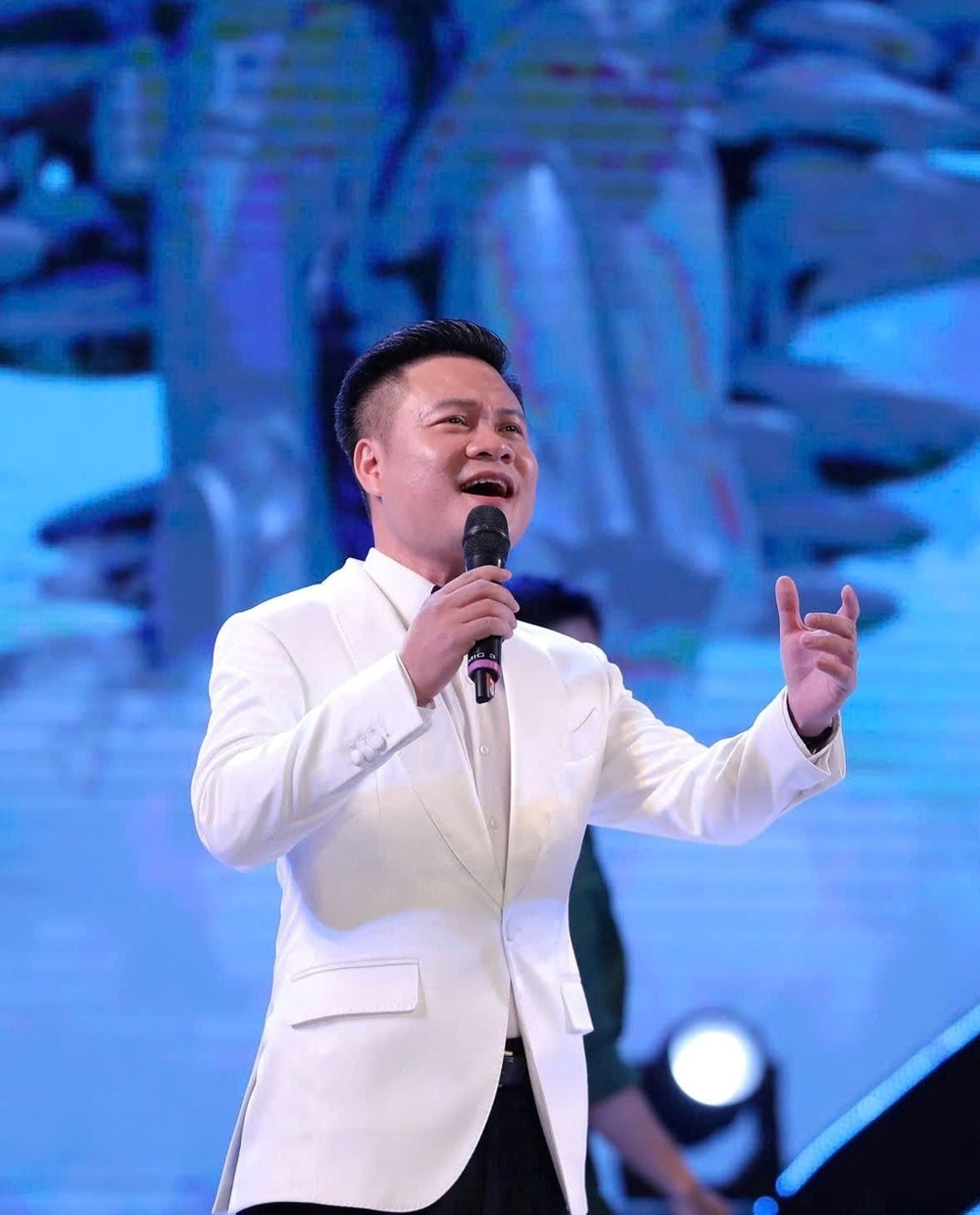 NSƯT Hoàng Tùng say đắm hát “Ngọt ngào khi yêu” - ảnh 2