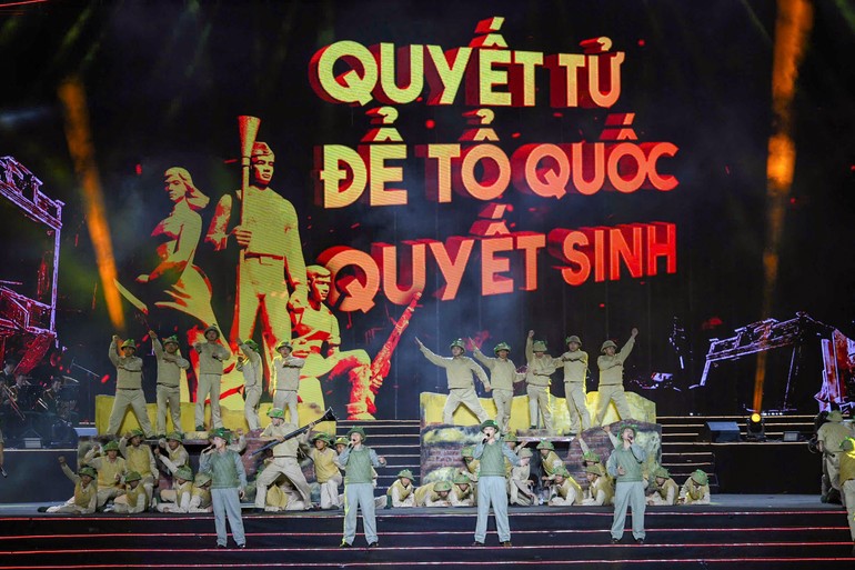 Tổng Bí thư Tô Lâm tham dự chương trình chính luận nghệ thuật “Dưới cờ vinh quang” - ảnh 6