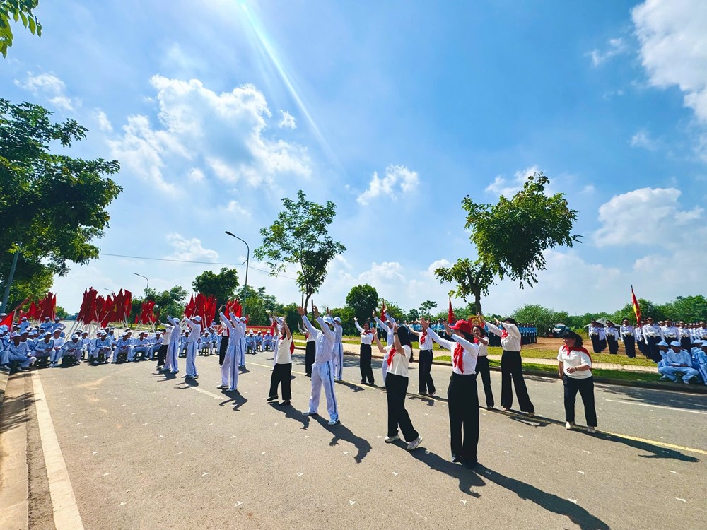 Phường Hoàn Kiếm thăm và động viên các chiến sĩ “vượt nắng, thắng mưa” tập luyện diễu binh, diễu hành  - ảnh 6