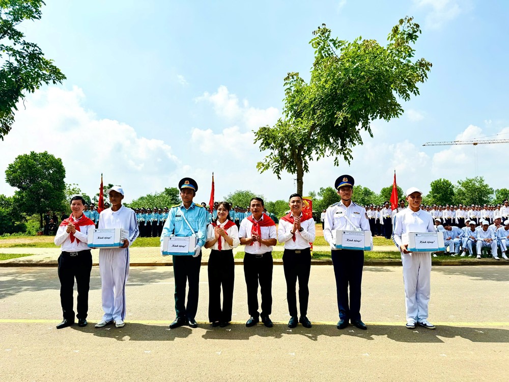 Phường Hoàn Kiếm thăm và động viên các chiến sĩ “vượt nắng, thắng mưa” tập luyện diễu binh, diễu hành  - ảnh 9