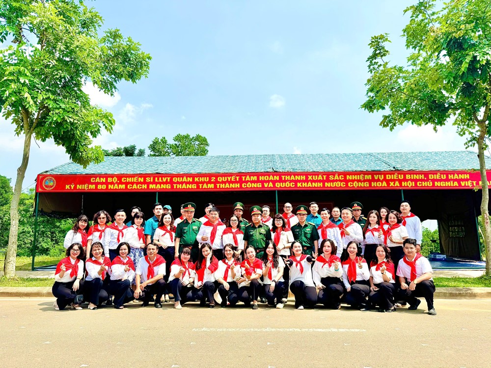 Phường Hoàn Kiếm thăm và động viên các chiến sĩ “vượt nắng, thắng mưa” tập luyện diễu binh, diễu hành  - ảnh 11