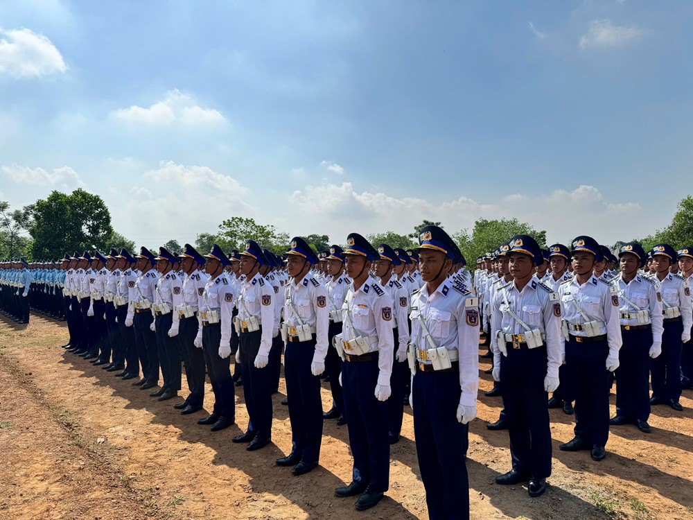 Phường Hoàn Kiếm thăm và động viên các chiến sĩ “vượt nắng, thắng mưa” tập luyện diễu binh, diễu hành  - ảnh 2